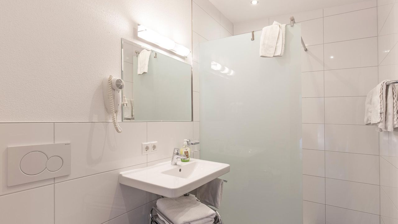 Badezimmer mit Dusche und WC Badezimmer mit Dusche und WC
